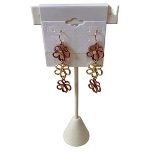 carol dauplaise   3 tiered flower drop earrings. Lightweight, pretty & delicate.